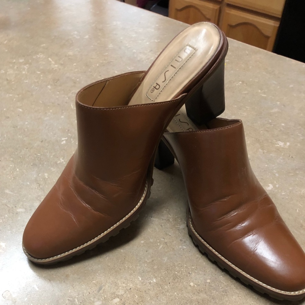 Heeled shoes